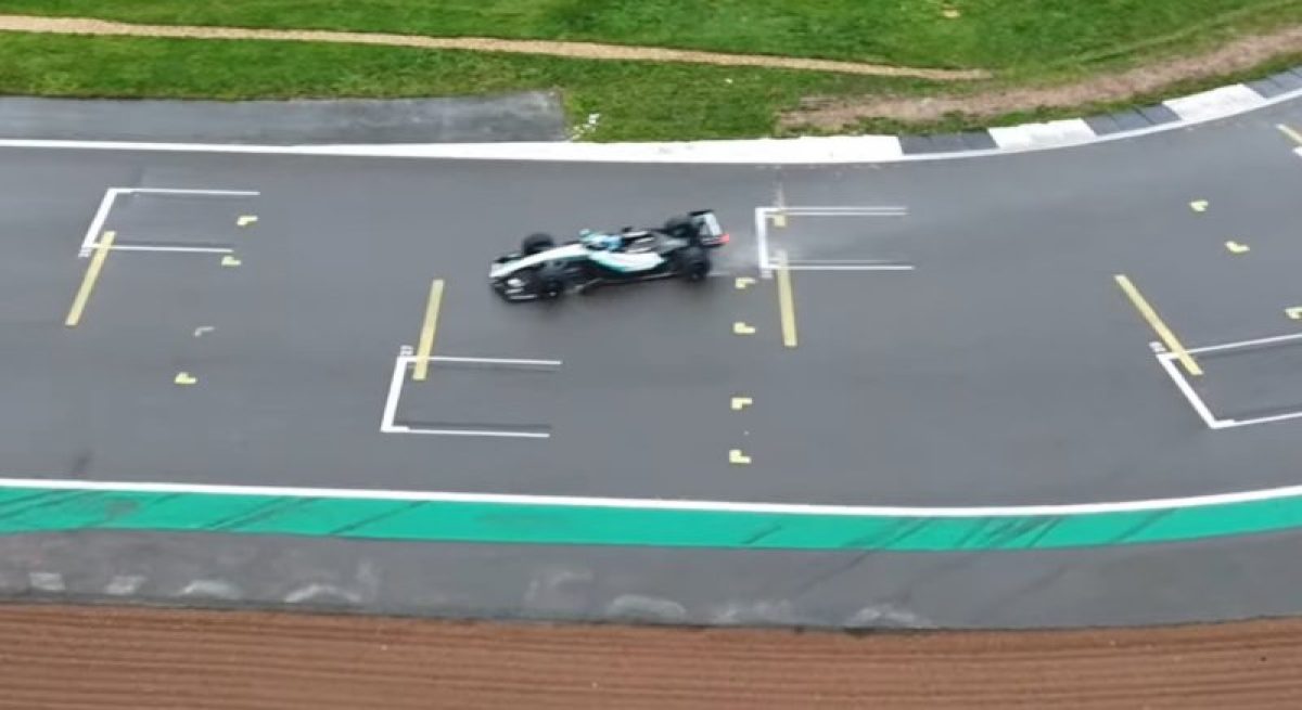 Lenyűgöző pillanatok: A Mercedes bemutatta a 2026-os F1-es autóját a pályán