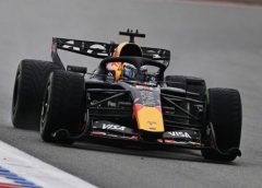 Verstappen magabiztosan vezet az esős edzésen, Hadjar balesetet szenvedett