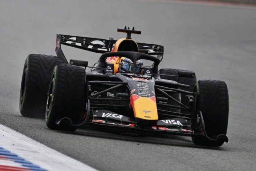 Verstappen magabiztosan vezet az esős edzésen, Hadjar balesetet szenvedett