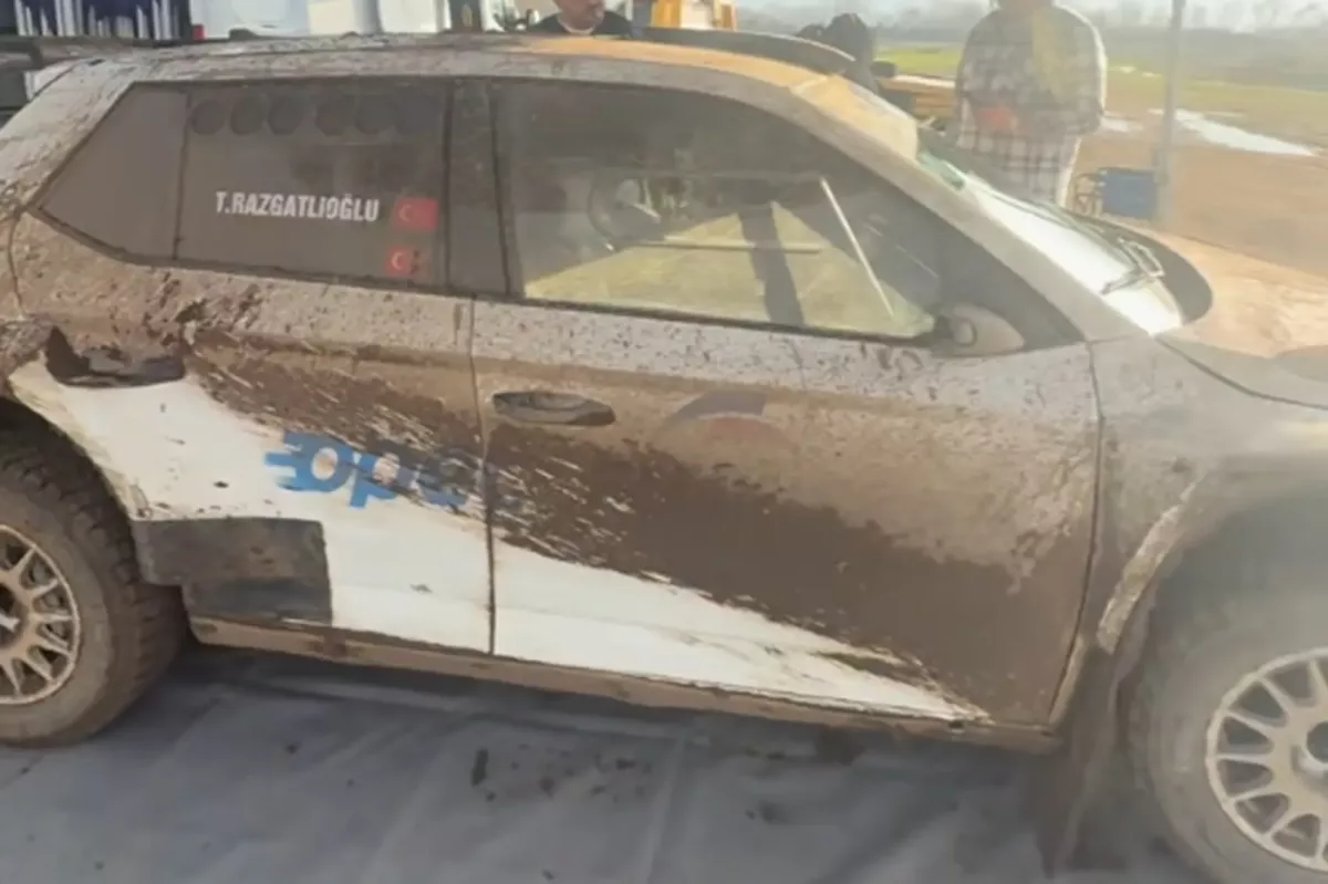 Razgatlıoğlu: Versenyautózás és pályabíróság – Egy nap kettő az Yamaha versenyzővel