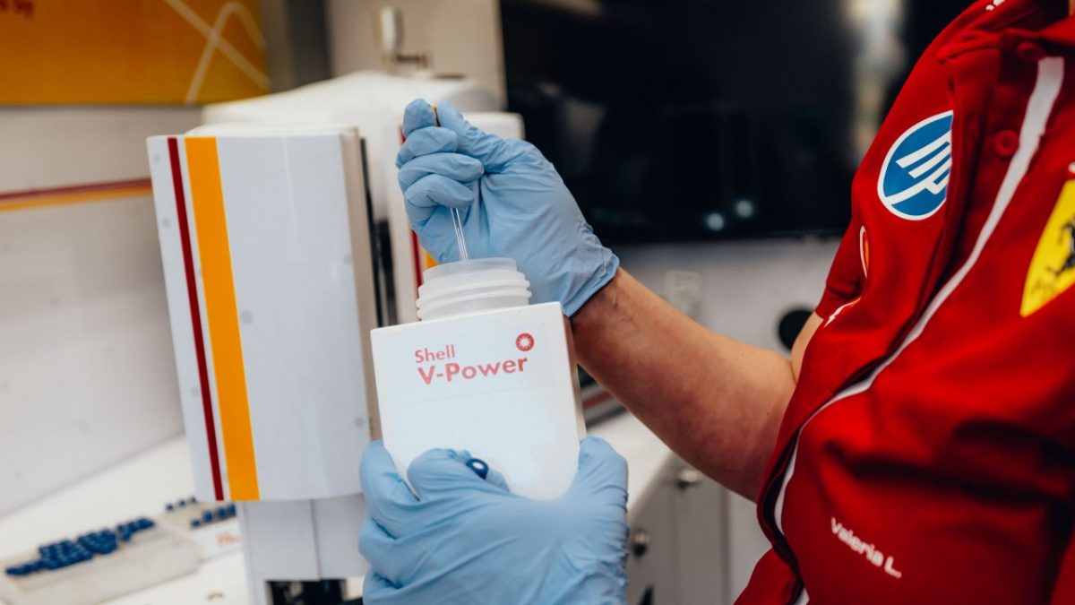 Az FIA engedményt tett: Nem kötelező még a karbonsemleges benzin az F1-es teszteken