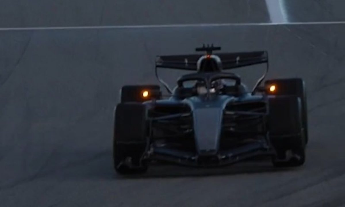 Miért jelentek meg kis lámpák az F1-es visszapillantó tükröknél?