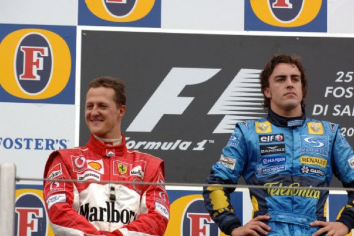 A legendák találkozása: Schumacher védelmezi Alonsót az F1-ben