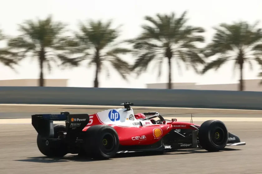 A tavalyi középszerű F1 autó legyőzi az idei leggyorsabbat