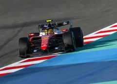 A Ferrarinál a földön maradva: A csodálkozástól független higgadtság művészete