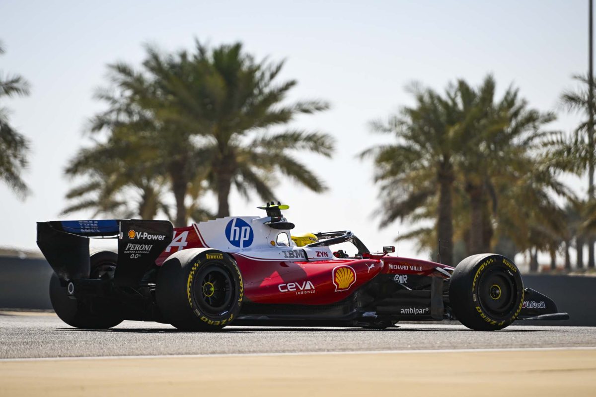 A Ferrari-motoros autók féktelen lendülettel törnek előre a bahreini teszten