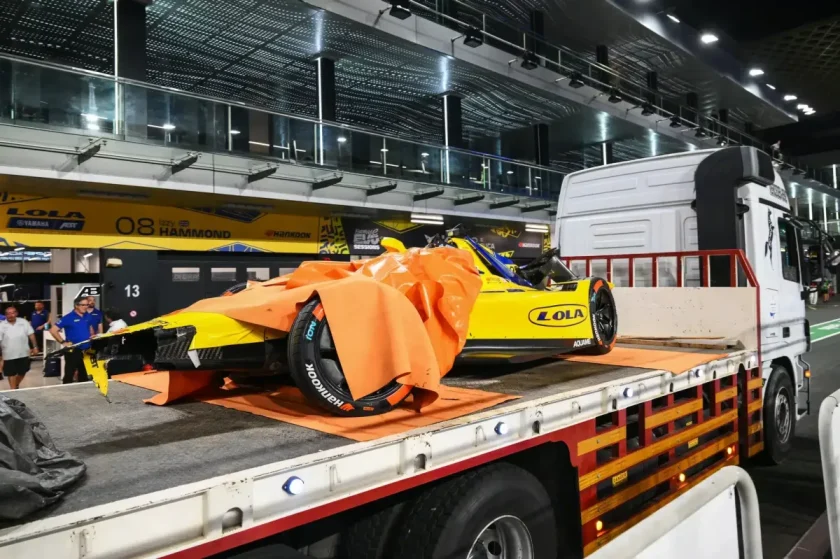 Összetört autók és Fakanál-díj – ez történik, ha influenszereket ültetnek igazi versenyautókba