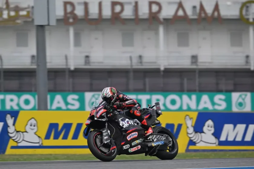 Bezzecchi nagyon megverte Marc Márquezt, Bagnaia nem jutott tovább a trükkös körülmények között