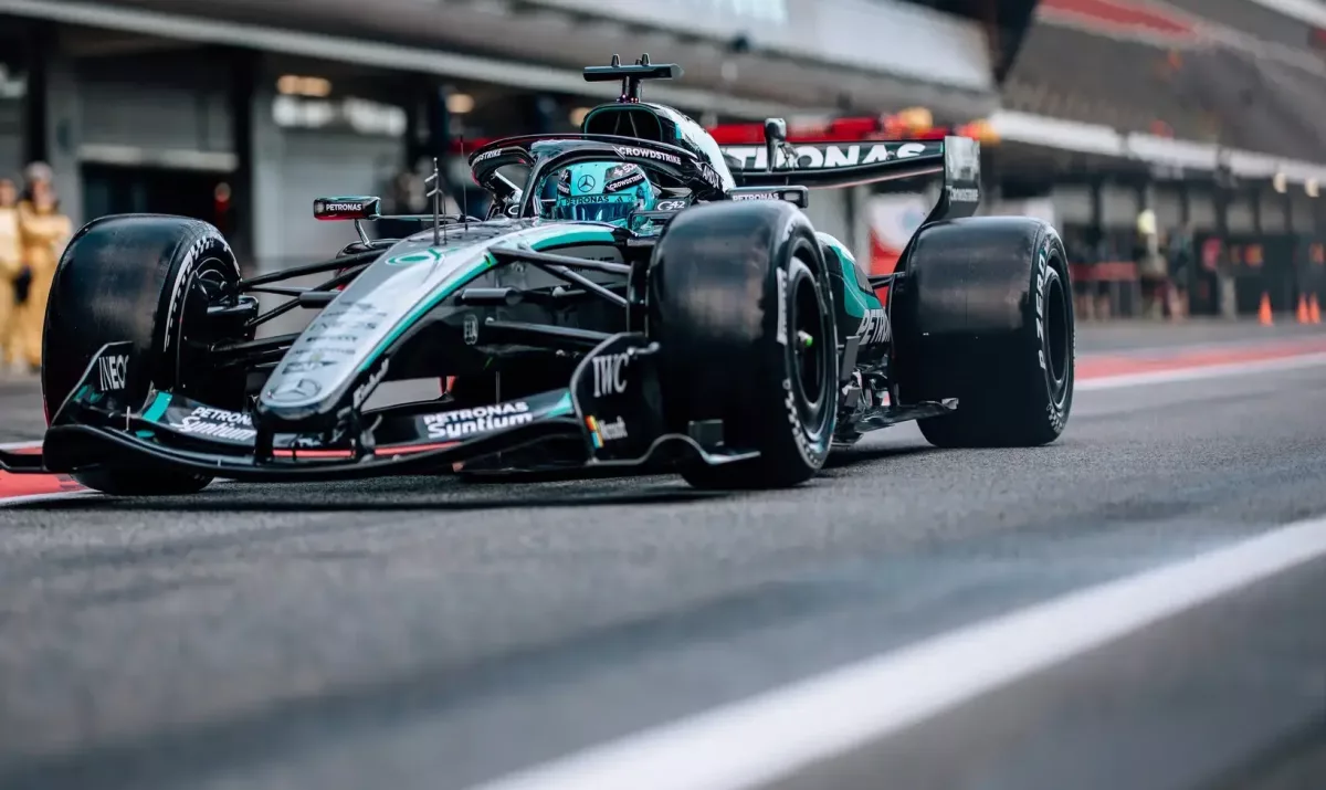 A Mercedes új trükkje: a szabálytalan motorral villog?