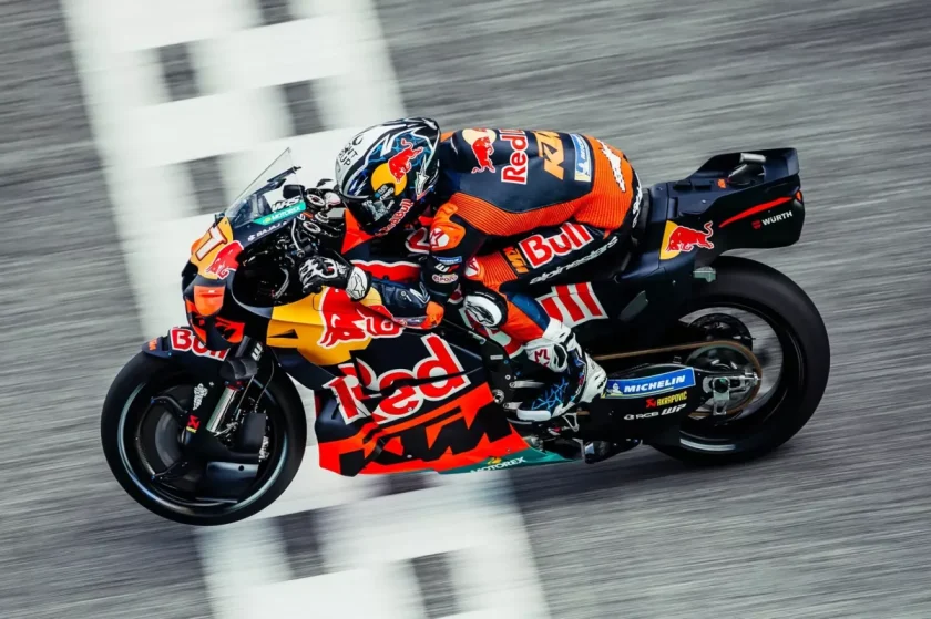 Acosta megszerzi első MotoGP-győzelmét az esések és büntetés árnyékában