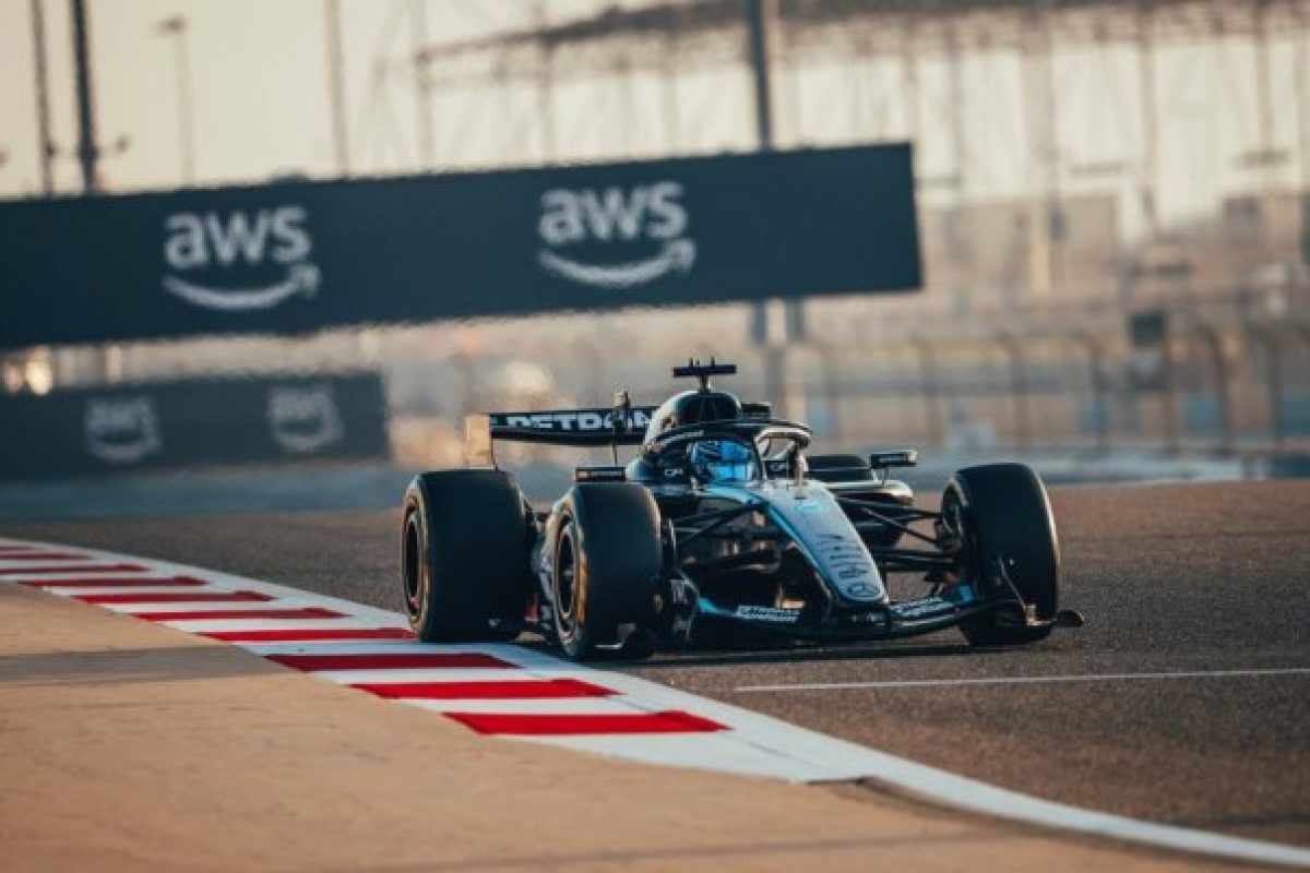 Az első napi versenyen Russell megelőzi Piastri-t egy századdal