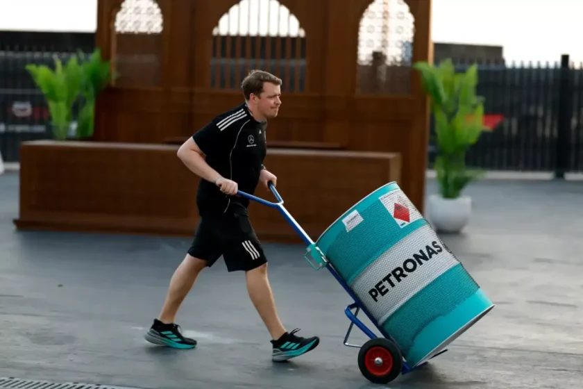 A Mercedes trükkös motorjainak visszafogására az üzemanyag lesz a kulcs?