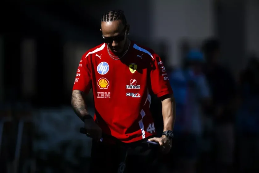 Az álmok teljesülése: Hamilton ül a saját Ferrarijában