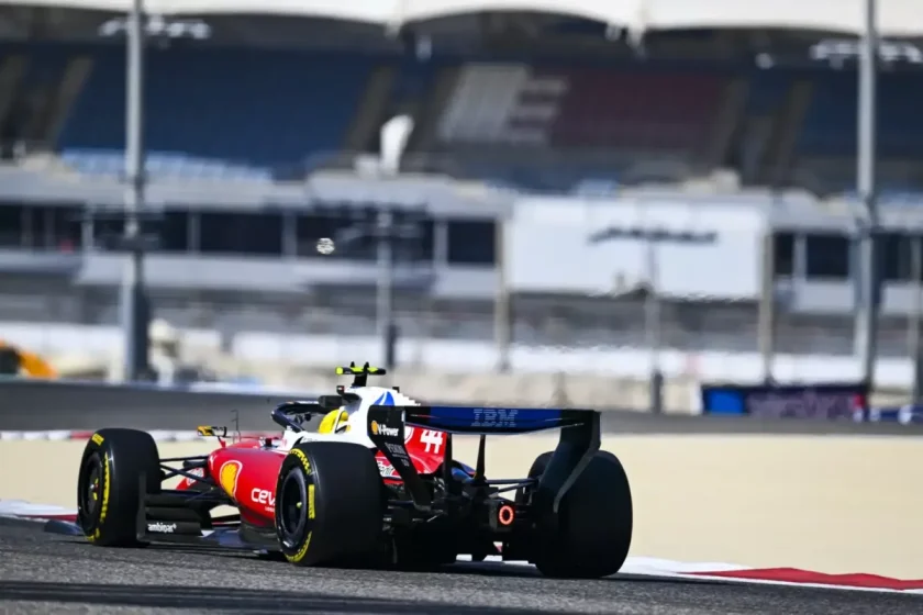 Csodás meglepetés a Ferraritól a bahreini F1-es teszten: lenyűgöző megoldás tűnt fel a csapat repertoárjában (videó)