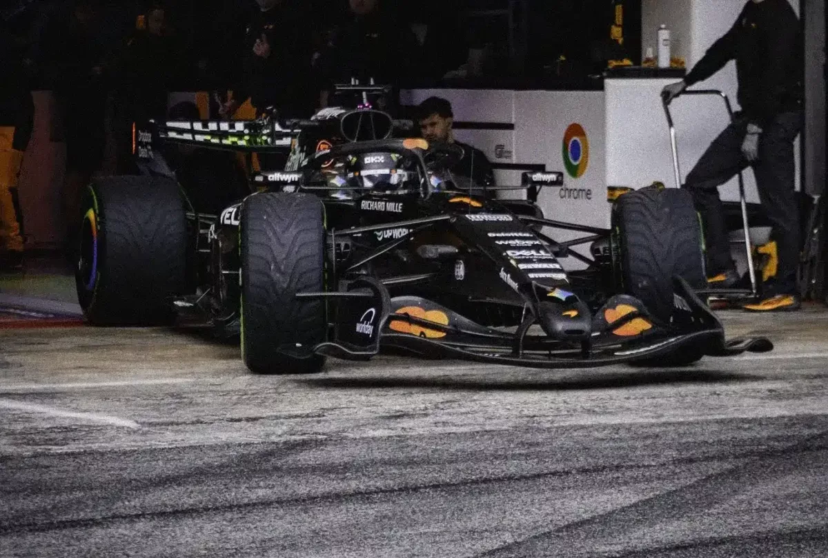 A McLaren váratlan lépéssel nyitott, de a címvédők megfeszítették a húrt