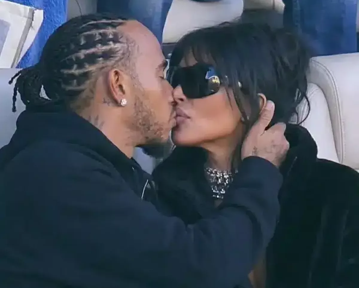 Botrányos jelenet: Lewis Hamilton nyilvános csókolózás a kamerák előtt?