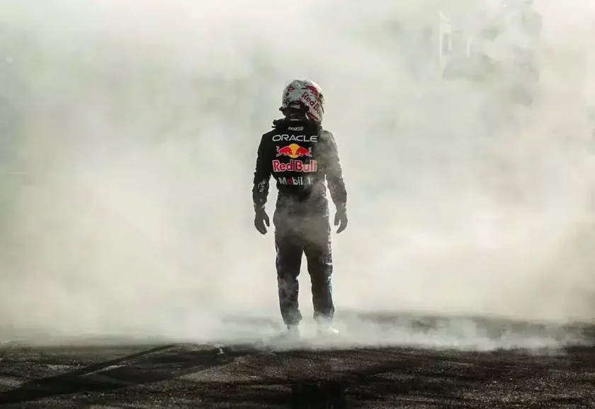 A Red Bull bajnokautója kínos helyzetbe került, amikor lángra kapott