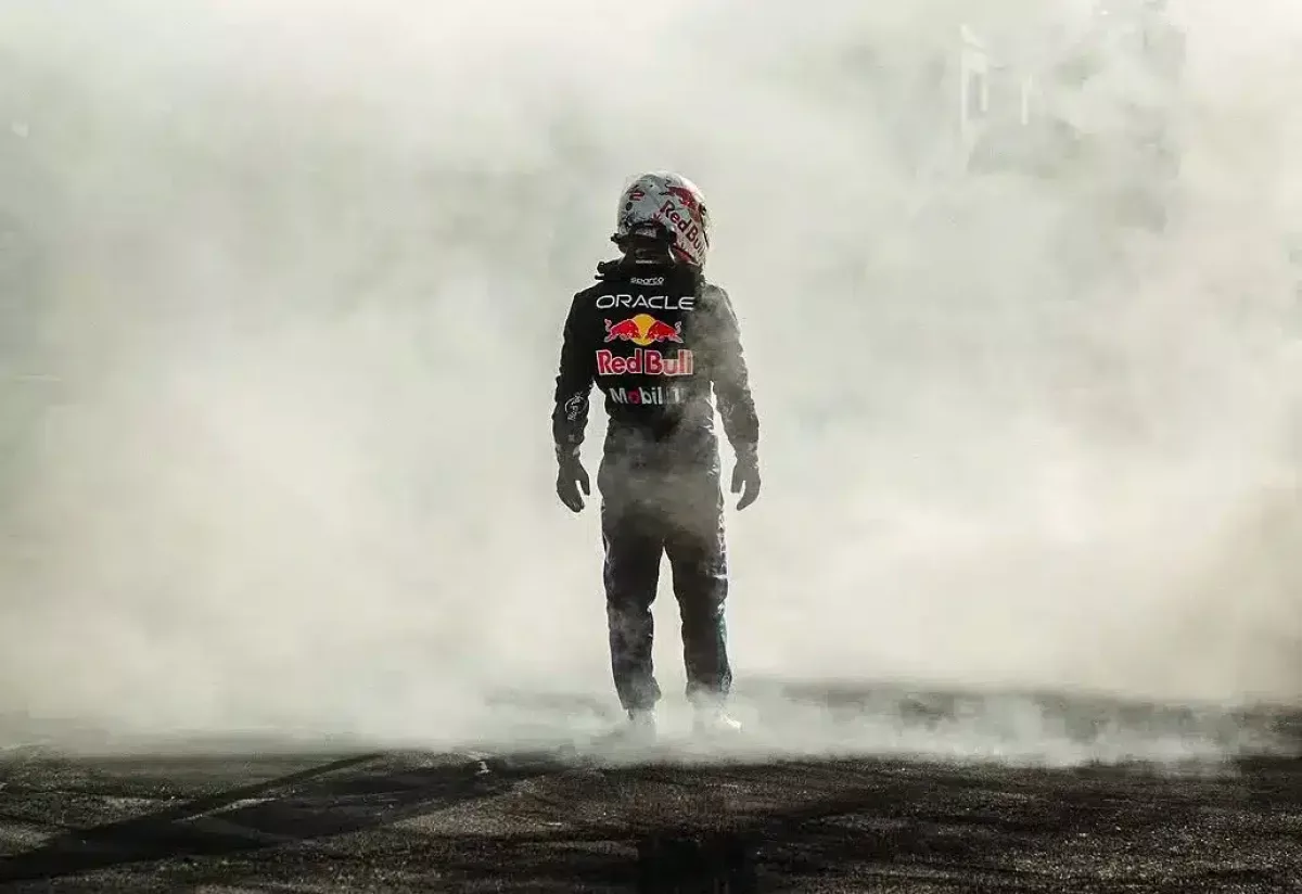 A Red Bull bajnokautója kínos helyzetbe került, amikor lángra kapott