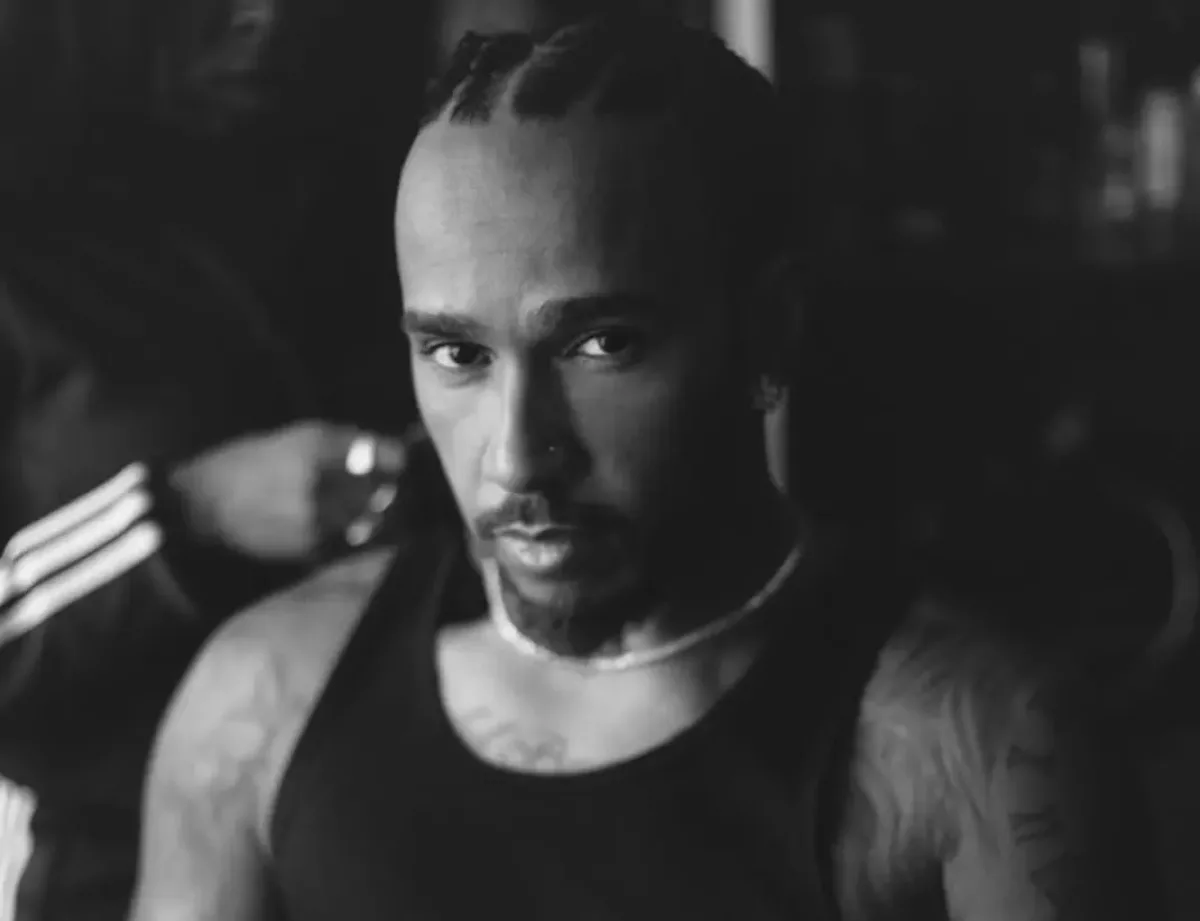 Lewis Hamilton és szupersztár társaságában: extrém éjszakai kikapcsolódás és páros masszázs