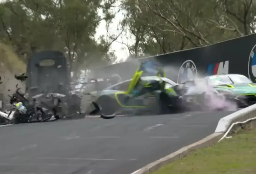 Brutális összecsapás a versenypályán – az egyik pilóta extrém lépéseket tett a tiszta versenyért