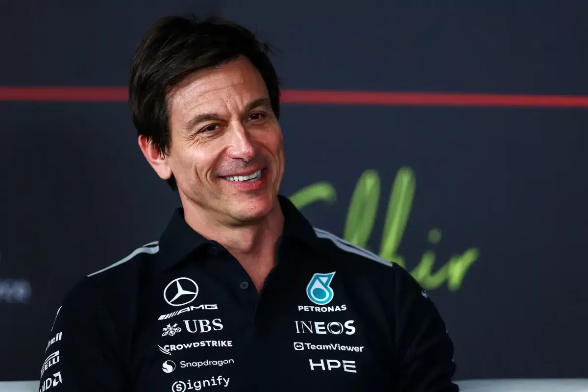 A Mercedes üzemanyagbotrány: Toto Wolff heves reakciója és a szabálytalanságok kockázatai