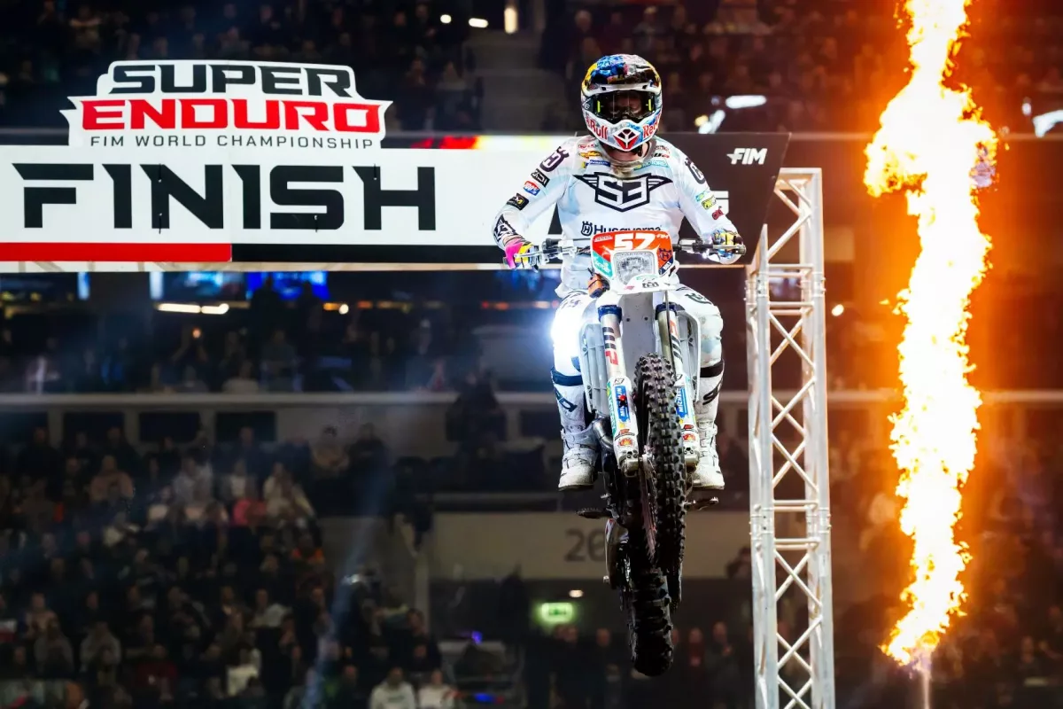 Villámlik a Superenduro GP of Hungary esti programjának legjobb pillanatai