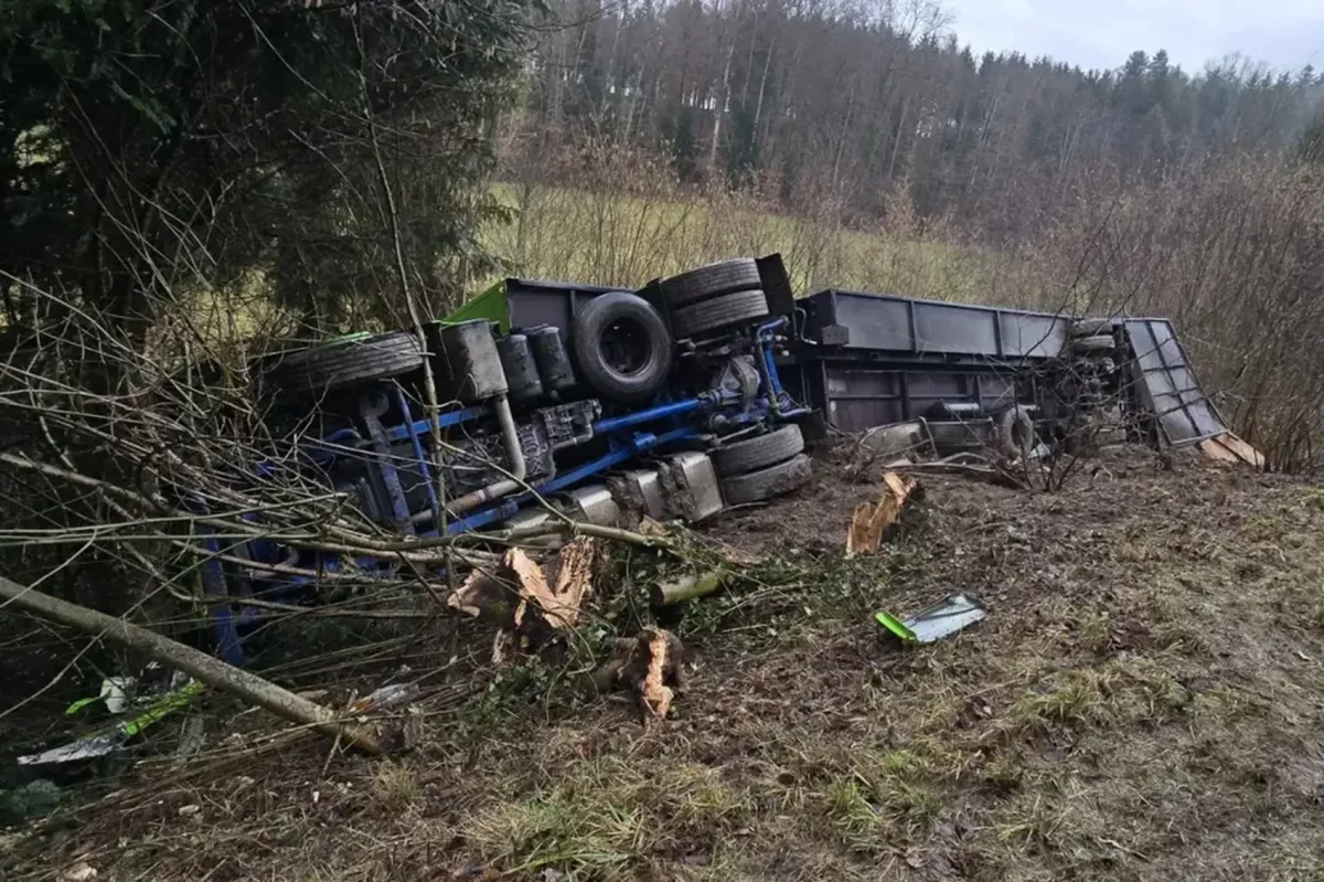 Szurkolók segítségét kérik a vb-résztvevő csapat súlyos baleset szenvedett kamionjához