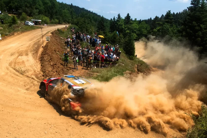 A „WRC Csapatok Elindulnak Az Akropolisz Rallyn” címadás lenne hatásos.