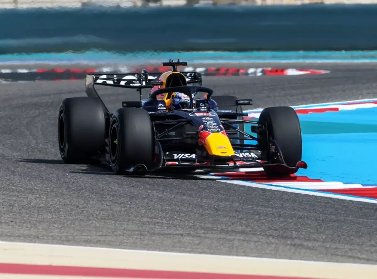 Száguldás a sivatagban: Verstappen és a Williams domináns teljesítményt nyújtott a bahreini F1-es teszt nyitányán