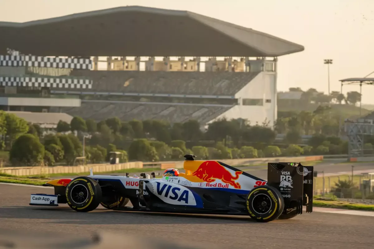 A Red Bull meghódította a bojkottált tévécsatorna szakértőjét vezetési lehetőséggel