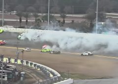 Az „Exkluzív felvétel a Daytona 500 utolsó körös balesetről szembesíti a nézőket az eddig rejtett drámai valósággal” című cikkhez ajánlom ezt a címet.