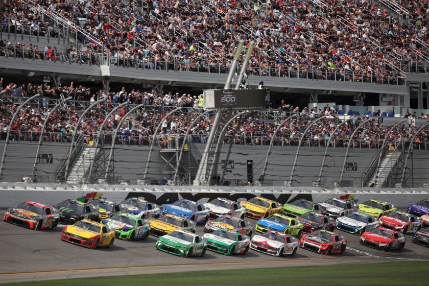 Denny Hamlin előállt a nagy ötlettel: Így javítaná meg a futamokat ellaposító spórolósdit –