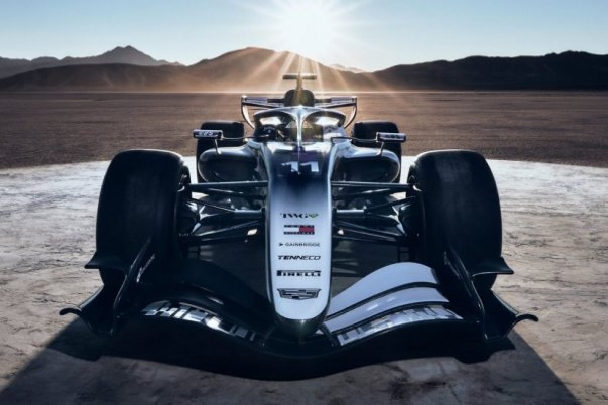 A Cadillac F1 autó debütálása fekete-fehérben: a luxus és sebesség tökéletes összhangja