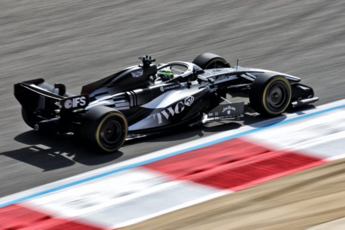 Legendás pillanat: Mario Andretti első F1-es autójával a Cadillac tiszteleg előtte