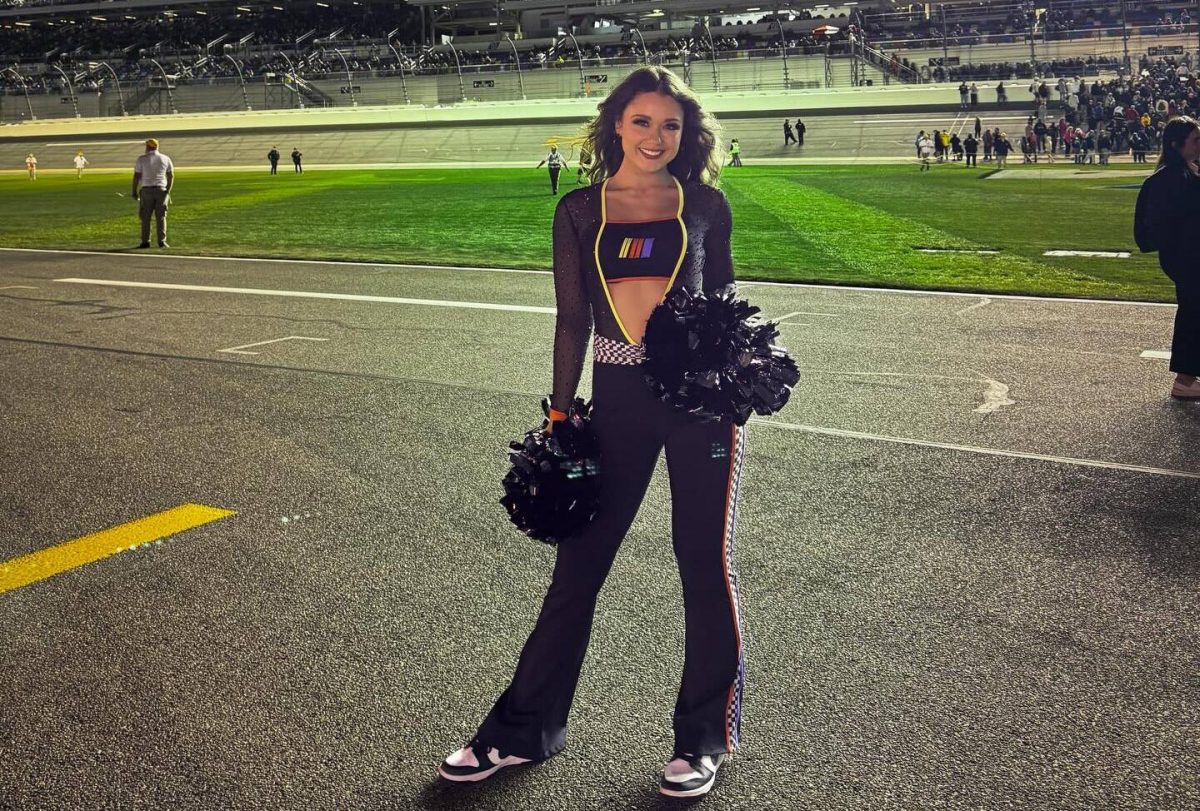Fordulat a NASCAR világában: Profi cheerleader követi a versenyt a pályán