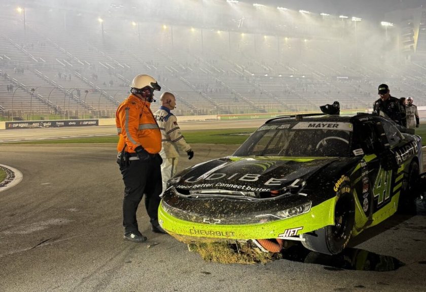 Az ötlet jelentőségét és a történet drámaiságát figyelembe véve a cím lehetne: „Videó: Brutális baleset gratuláció közben – NASCAR versenyző zúzta le saját autóját