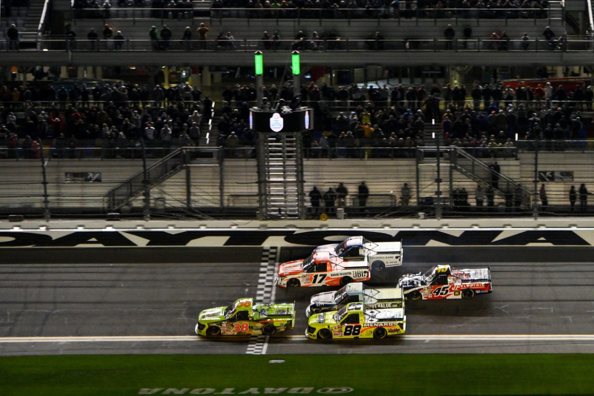 A Daytona-i szezonnyitó: Mérhetetlen izgalmak és csörgő csata a NASCAR pályáin