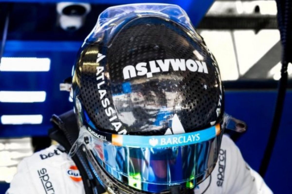 Új sisakot tesztel Carlos Sainz