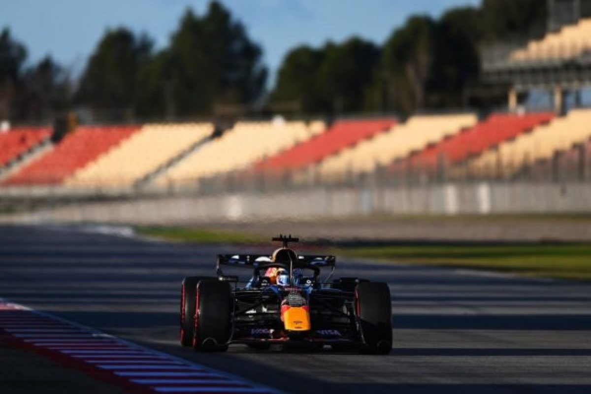 A Red Bull meglepő döntése és Barcelona kitartása a hétfői F1-es hírekben