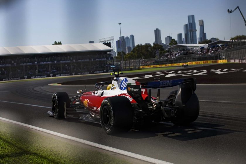 Az „Hamilton csalódott a 3. hely elérhetőségének elszalasztása miatt” cím lehetne hatásos.