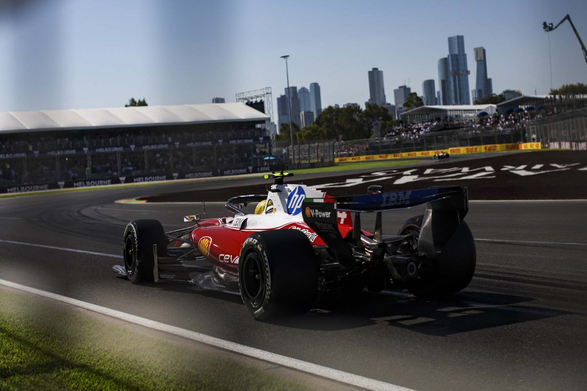 Az „Hamilton csalódott a 3. hely elérhetőségének elszalasztása miatt” cím lehetne hatásos.