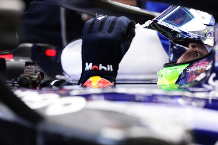 Az F1-es időmérő lendületesen elrajtol Melbourne-ben