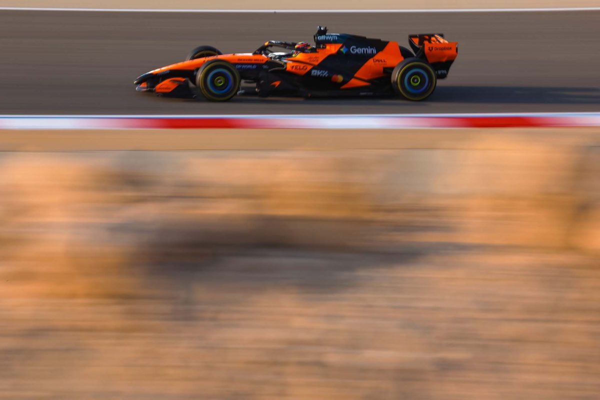 Piastri vette át a vezetést Melbourne-ben, begyorsultak a Mercedesek is