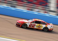 Az arizonai sivatagban sorra került NASCAR futamon Joey Logano nyerte el az első rajtkockát