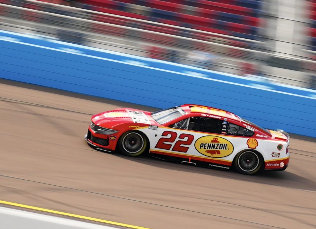Az arizonai sivatagban sorra került NASCAR futamon Joey Logano nyerte el az első rajtkockát