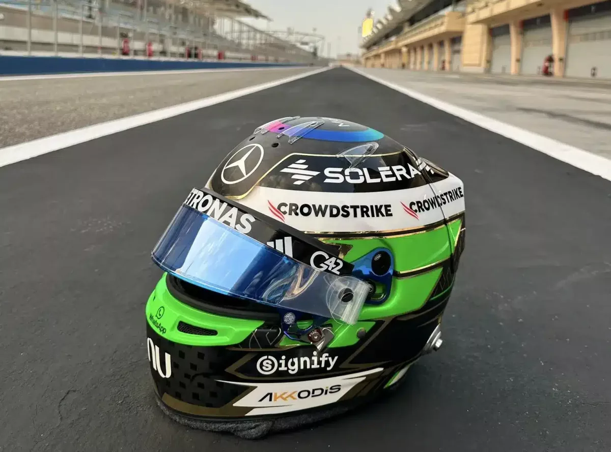 Versenyzők a McLarennel és a Mercedesszel a bahreini támadás másodpercében