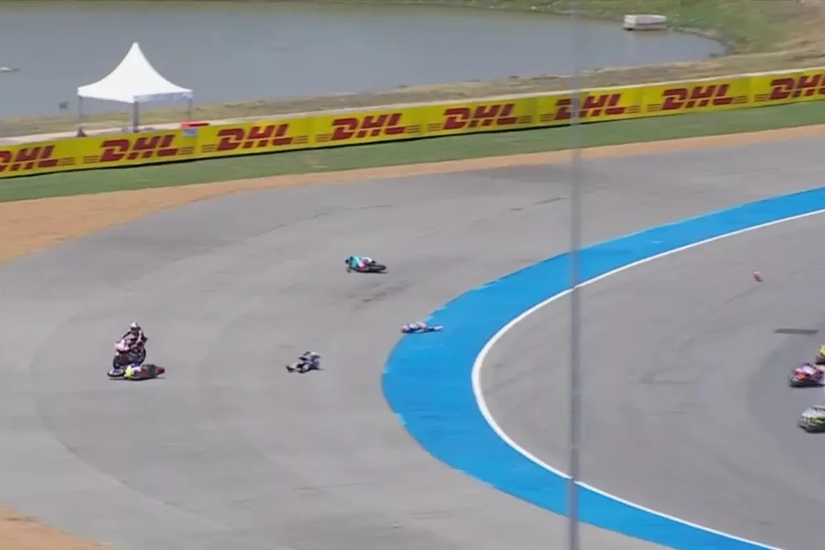 Drámai fordulatokkal teli Moto2-es futamon Alonso ütközött, González győzött a kaotikus versenyen