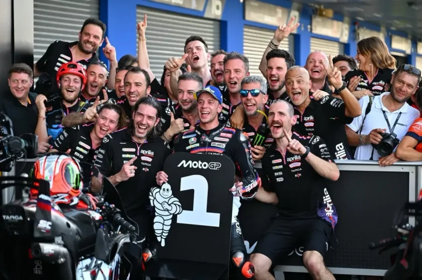 Érzelmek a paddockban: Bezzecchi és Acosta könnyek közt osztatlan sikerüket