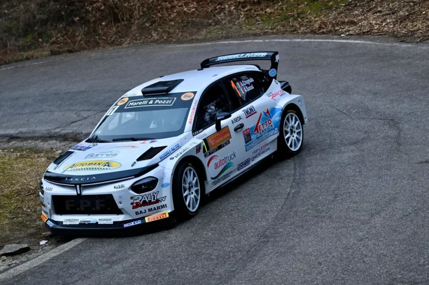 Az „Ikonszerű Olasz Rally Bajnok meghozza az első győzelmet a Rally2 Lanciának” cím hatásos lenne erre a témára.