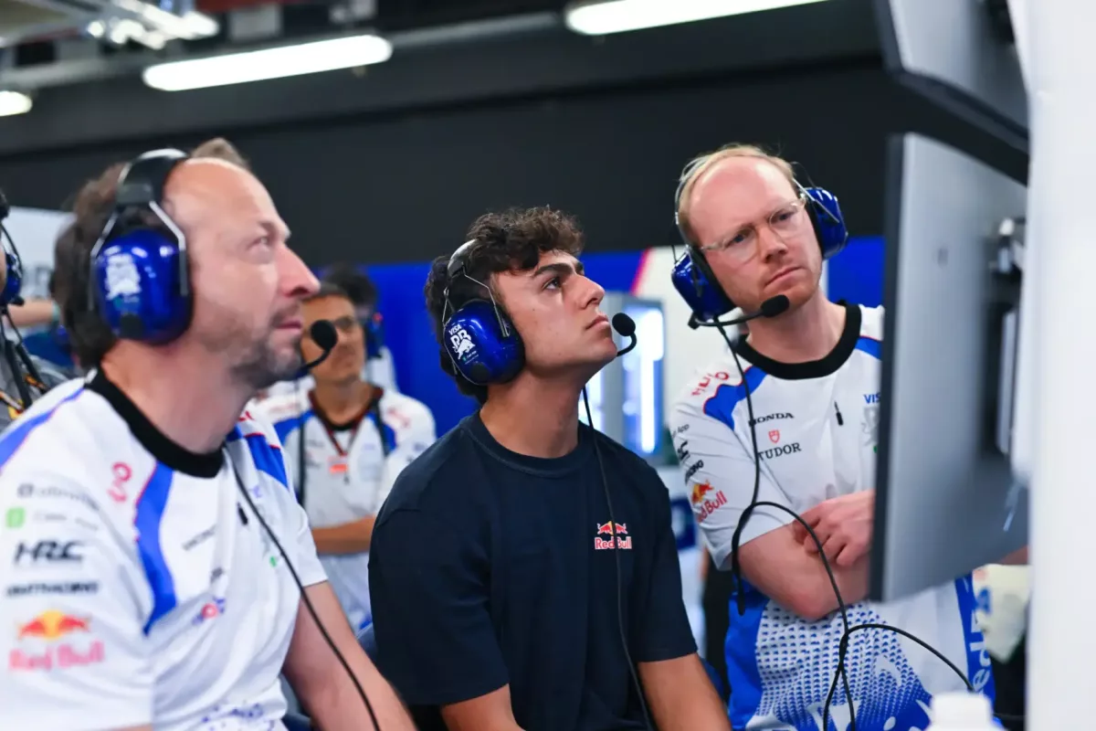 Szó szerint kezdte: Az F1 újonc figyelmeztetést kapott a közúti vezetésről – videó